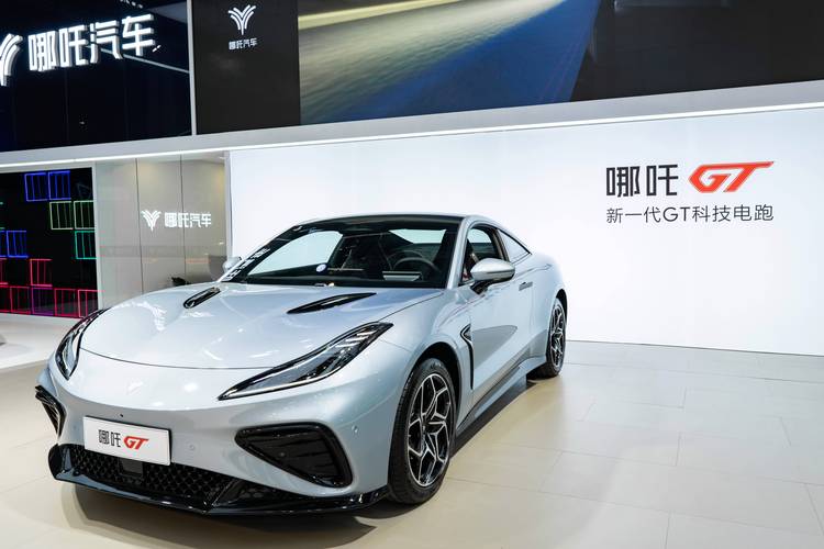 成都234哪吒汽车在智能汽车领域的表现，领途汽车在新能源汽车市场中的影响力